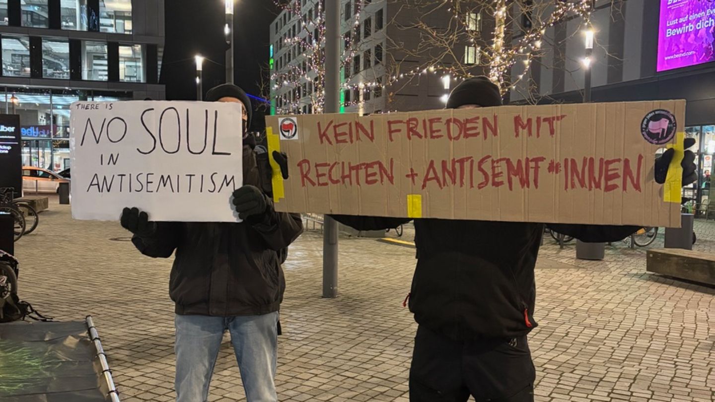 Konzert-in-Berlin-Proteste-gegen-Xavier-Naidoo-Ihr-rennt-hier-hin-als-w-re-nichts-gewesen-