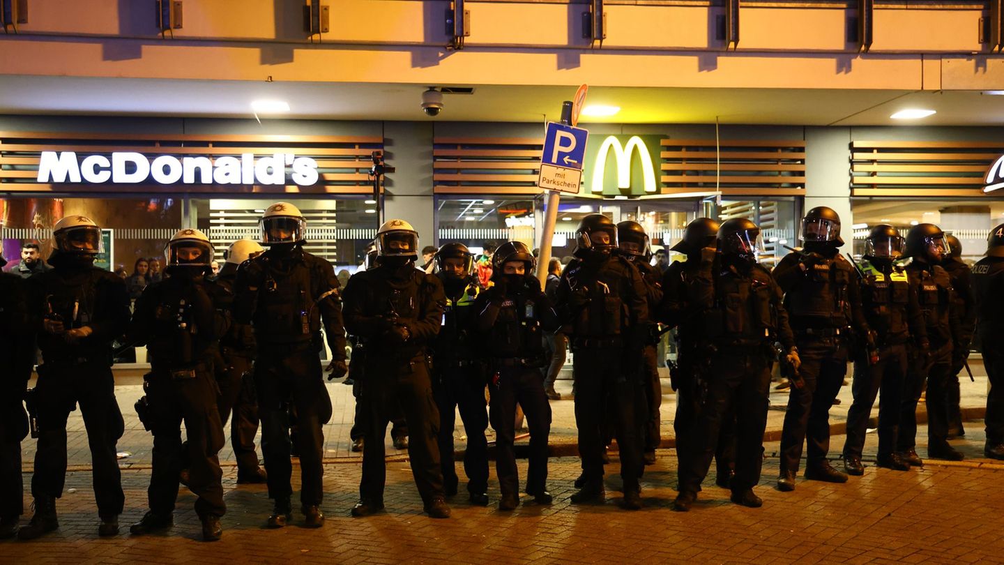 Sieben Beamte sind bei einem Demo-Einsatz in Dortmund durch Böller verletzt worden. Vermutlich erlitten sie Knalltraumata, wie e
