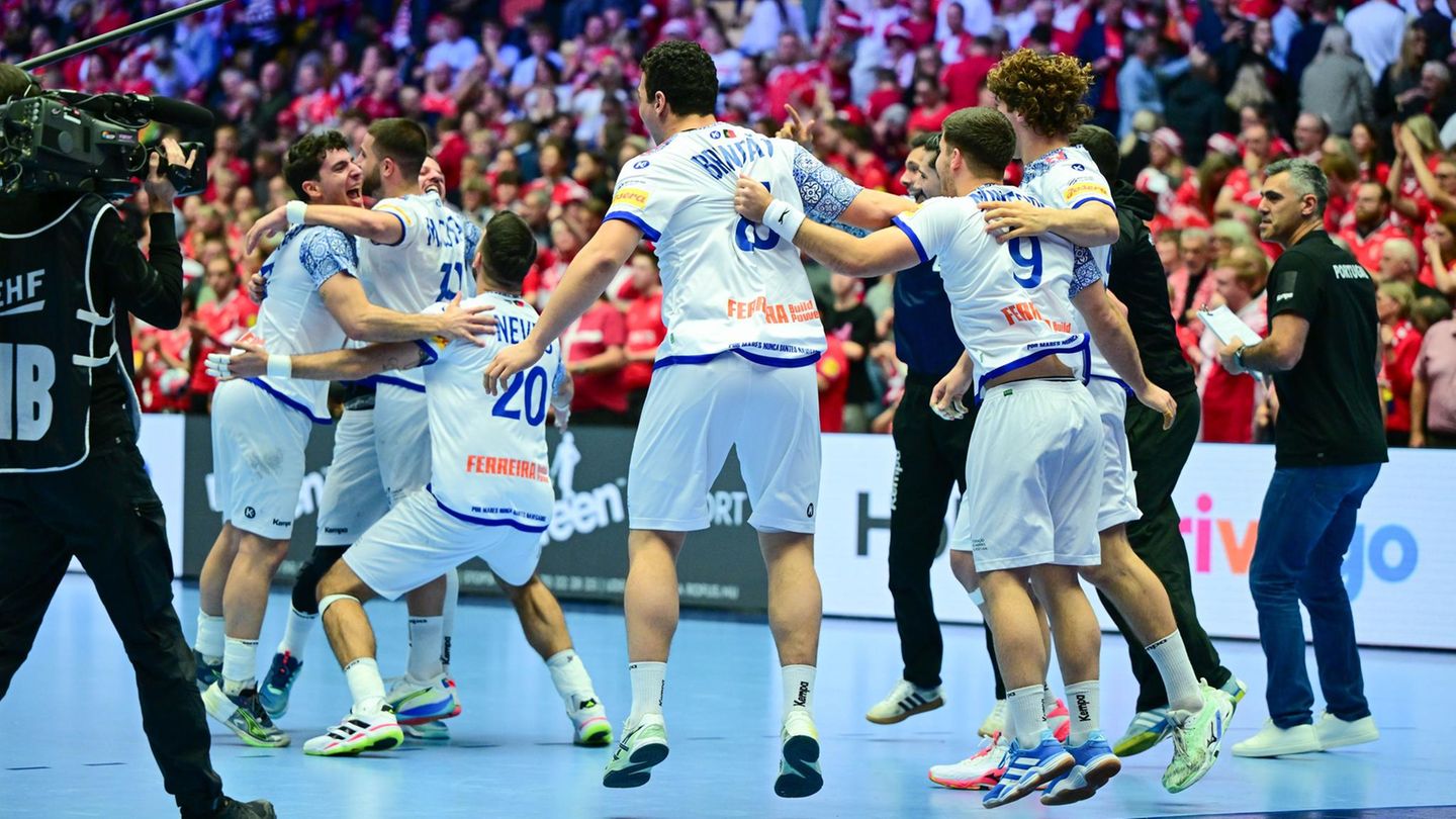 Das Team von Portugal jubelt nach dem Sieg über Dänemark bei der Handball-EM