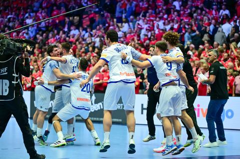 Das Team von Portugal jubelt nach dem Sieg über Dänemark bei der Handball-EM