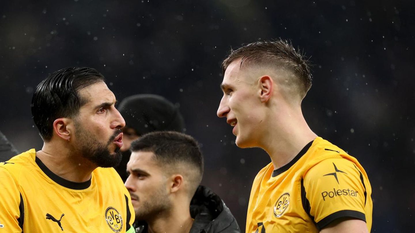 Spieler von Borussia Dortmund diskutieren nach Abpfiff in der Champions League auf dem Platz