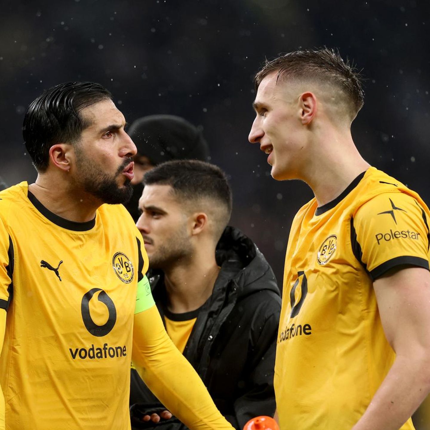 Spieler von Borussia Dortmund diskutieren nach Abpfiff in der Champions League auf dem Platz