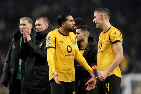 Spieler von Borussia Dortmund diskutieren nach Abpfiff in der Champions League auf dem Platz