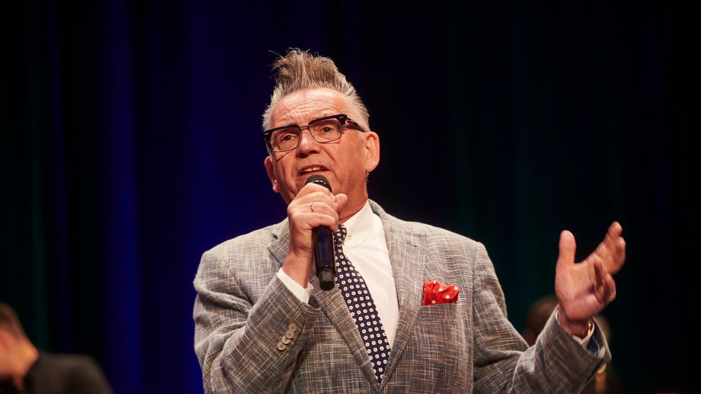 Der Sänger und Multiinstrumentalist Götz Alsmann moderiert die Sendung "Hope und Alsmann persönlich", in der die beiden Musiker gemeinsam ihre zehnjährigen Programme feiern.