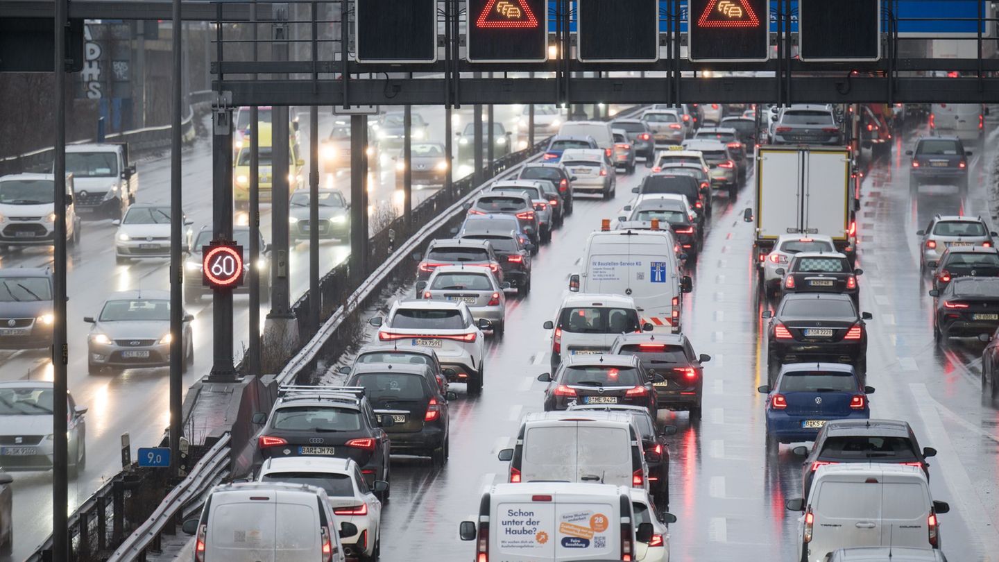 Im vergangenen Jahr verbrachten viele Autofahrer in Berlin einige Zeit im Stau. (Symbolbild) Foto: Sebastian Gollnow/dpa