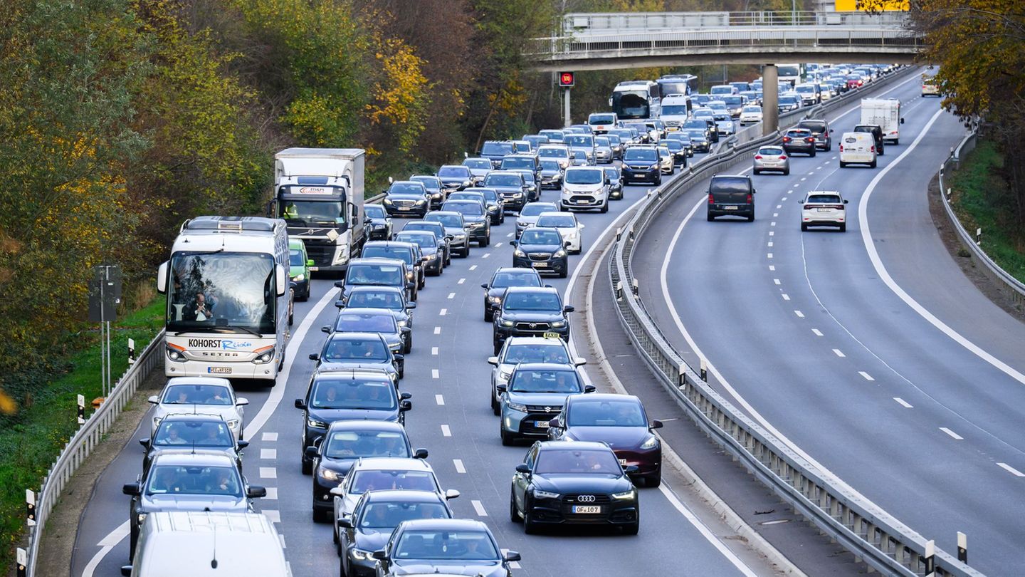 Rund um Hannover kommt es bei besucherreichen Messen immer wieder zu Staus und Verkehrschaos. Doch auch der Alltag der Pendler i