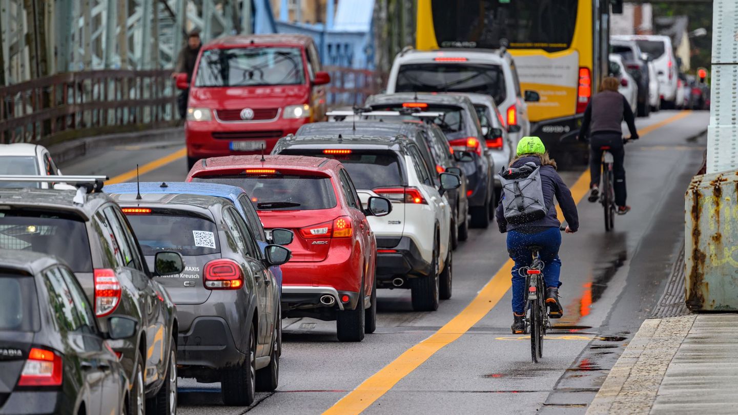 In Dresden standen Autofahrer im vergangenen Jahr rund 116 Stunden im Stau. (Symbolbild) Foto: Robert Michael/dpa