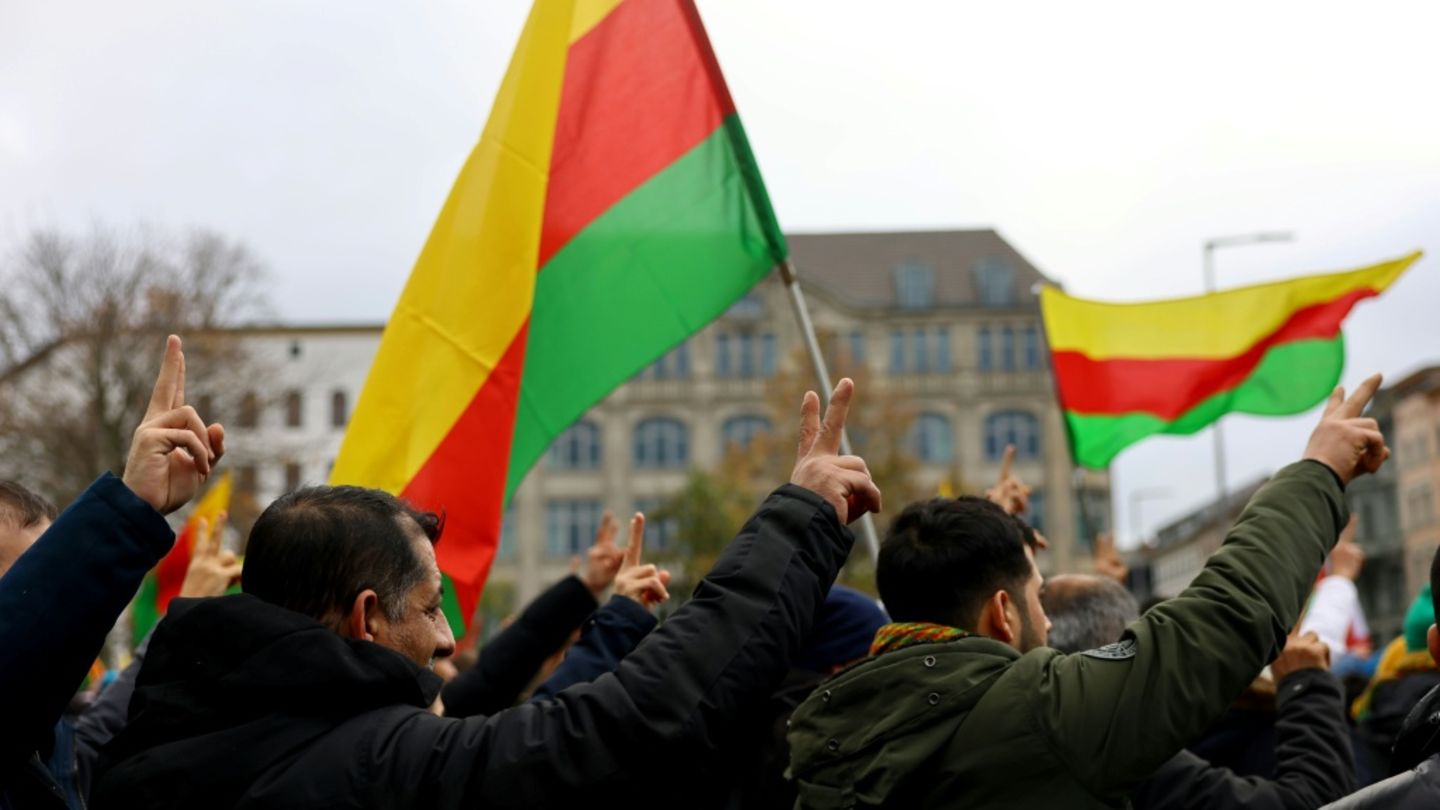 Rojava-Flaggen bei pro-kurdischer Demo 2023 in Berlin
