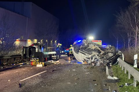 Die B213 war nach dem Unfall in beide Richtungen gesperrt. Foto: Matthias Brüning/dpa