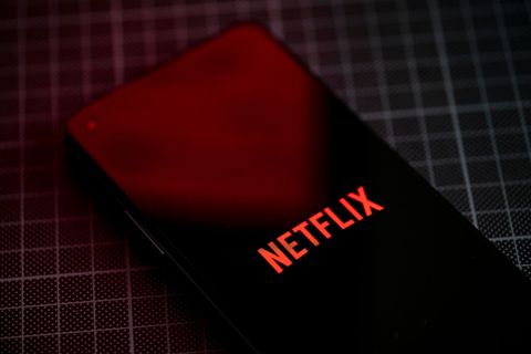 Von Netflix kommt künftig mehr Videomaterial im Vertikal-Format. (Archivbild) Foto: Fabian Sommer/dpa