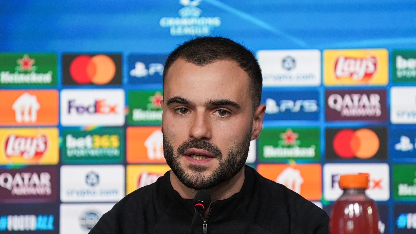 Eintracht-Interimscoach Dennis Schmitt ist in Baku erstmals gefordert. Foto: Marc Schüler/dpa