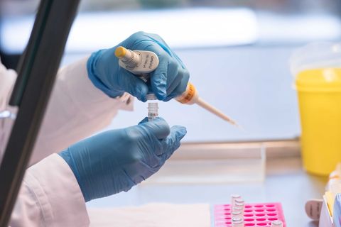 Auf die Parallelen zwischen den beiden Morden stießen die Ermittler erst durch die DNA-Spur. (Symbolbild) Foto: Sven Hoppe/dpa