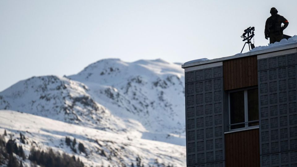 Ein Polizist auf dem Dach des Kongresshotels in Davos, wo das Weltwirtschaftsforum stattfindet