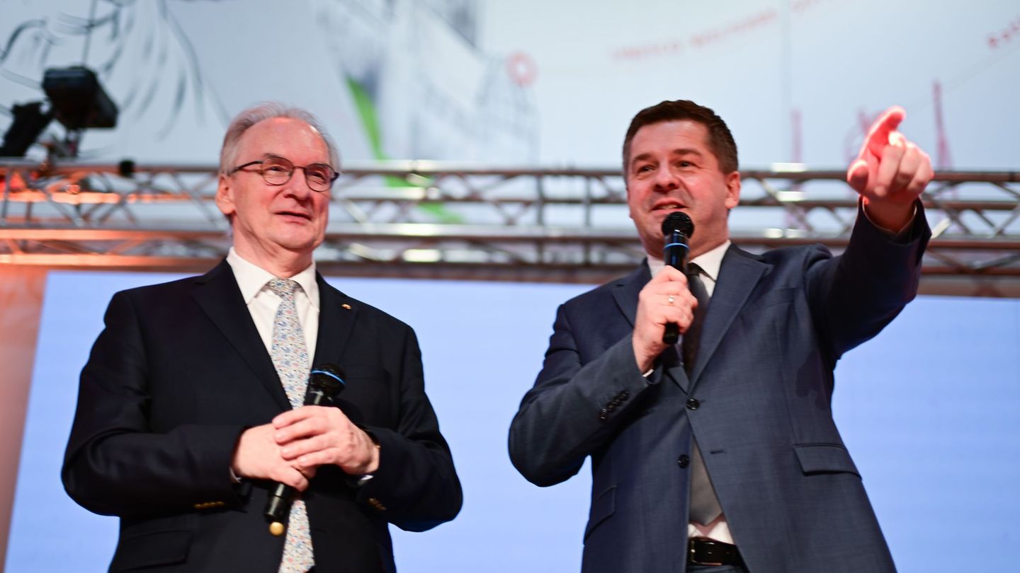 Da geht es lang: CDU-Landeschef Sven Schulze (r.) will das Amt von Ministerpräsident Reiner Haseloff (CDU) übernehmen. (Archivbi