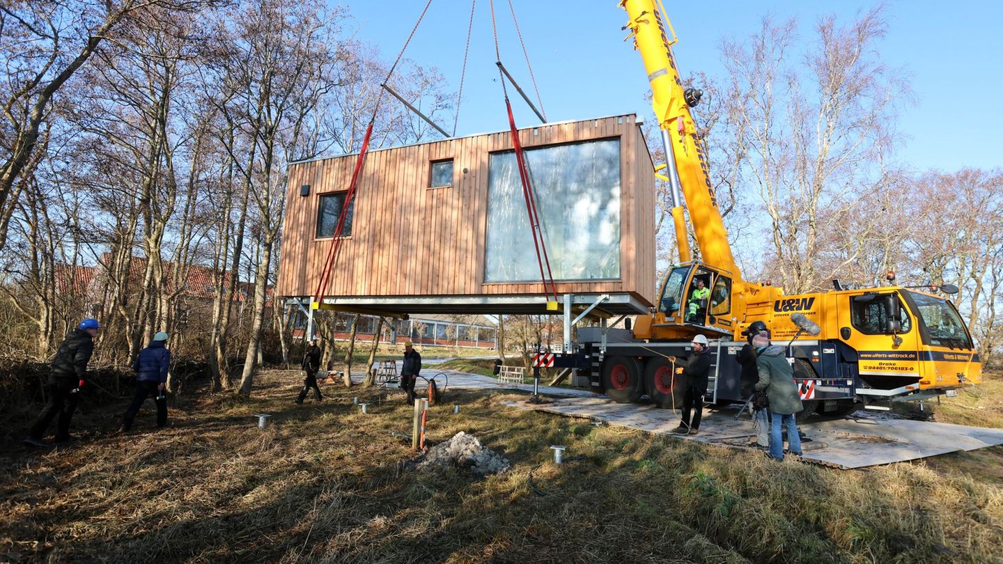 Die Tiny Houses wurden auf dem Festland vorgefertigt. Foto: Christian Butt/dpa