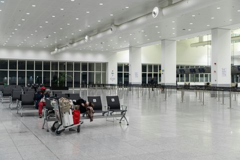 Leere Abflughalle des Flughafens Zaventem in Brüssel