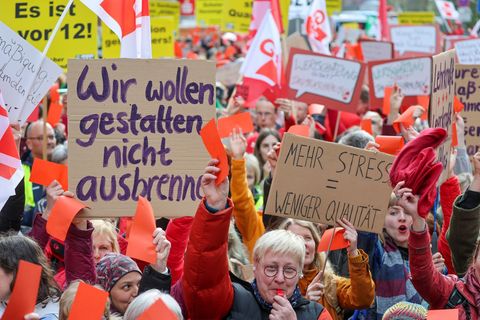 An den Schulen soll weiterhin eine Notfallbetreuung stattfinden. (Symbolbild) Foto: Jan Woitas/dpa