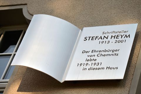Am einstigen Wohnhaus der Familie von Stefan Heym in Chemnitz erinnert eine Tafel an den Schriftsteller (Archivbild) Foto: pictu