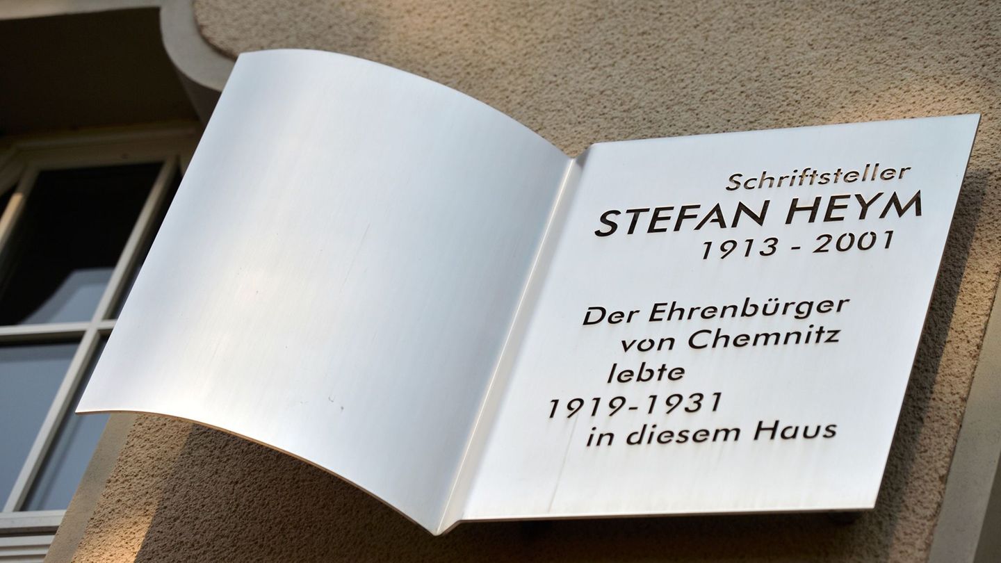 Am einstigen Wohnhaus der Familie von Stefan Heym in Chemnitz erinnert eine Tafel an den Schriftsteller (Archivbild) Foto: pictu