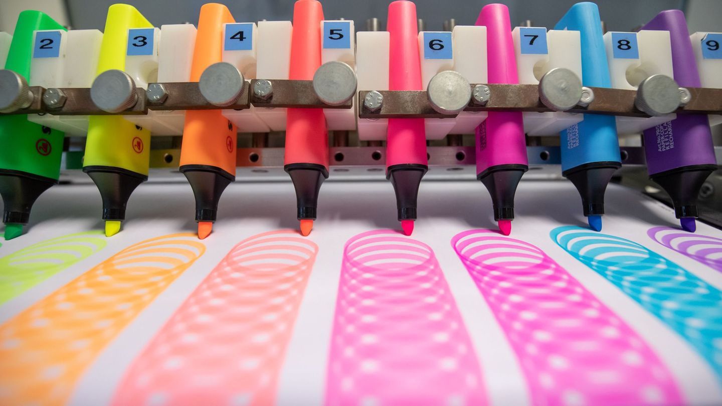 Vor allem das Bürogeschäft, also Stifte wie Textmarker, laufen nicht mehr so gut. (Symbolbild) Foto: Daniel Karmann/dpa