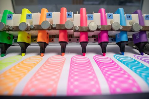 Vor allem das Bürogeschäft, also Stifte wie Textmarker, laufen nicht mehr so gut. (Symbolbild) Foto: Daniel Karmann/dpa