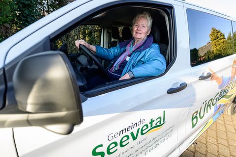 Bürgerbusse füllen in einigen Gemeinden die Lücken im Verkehrsnetz. Foto: Philipp Schulze/dpa