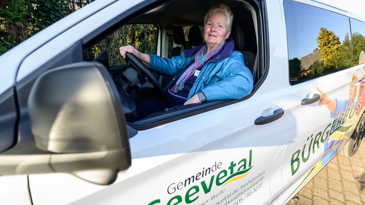 Bürgerbusse füllen in einigen Gemeinden die Lücken im Verkehrsnetz. Foto: Philipp Schulze/dpa