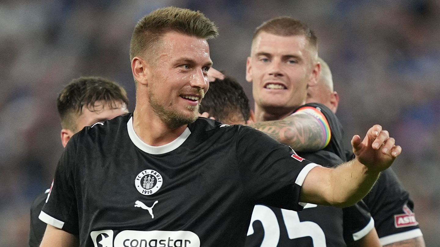 Hauke Wahl nach dem Sieg im Stadtderby in der Hinrunde. (Archivbild) Foto: Marcus Brandt/dpa