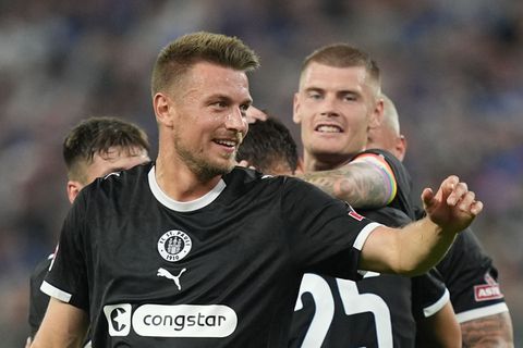 Hauke Wahl nach dem Sieg im Stadtderby in der Hinrunde. (Archivbild) Foto: Marcus Brandt/dpa