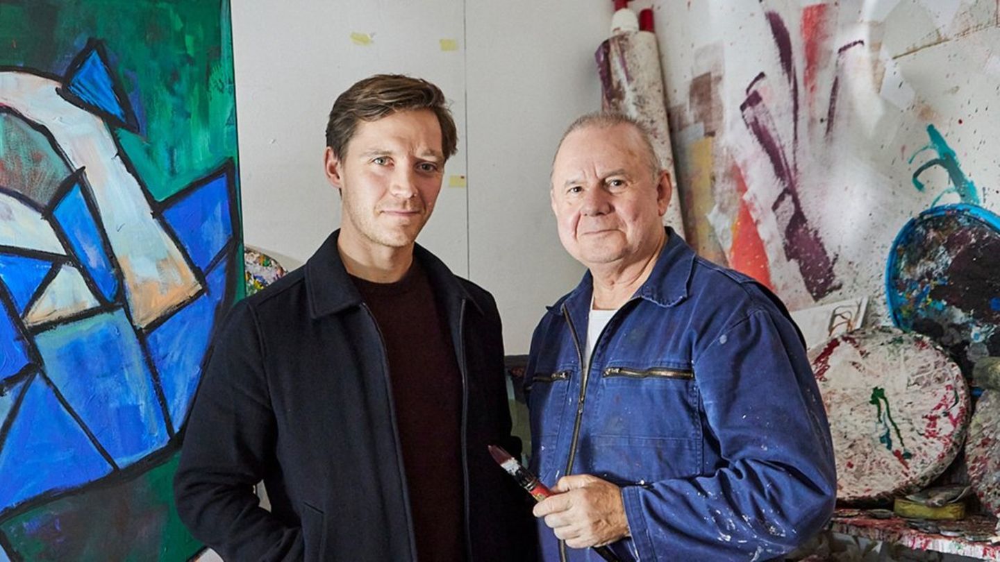 "Die Frau in Blau": Denis (Jonas Nay, l.) und Alfred (Joachim Król) entwickeln eine ganz besondere Freundschaft.