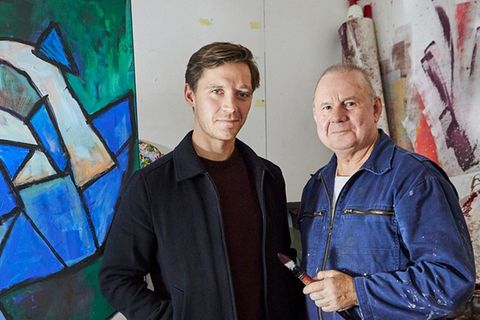 "Die Frau in Blau": Denis (Jonas Nay, l.) und Alfred (Joachim Król) entwickeln eine ganz besondere Freundschaft.