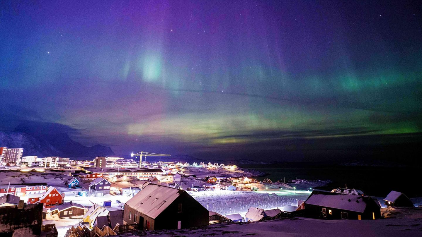 Aurora borealis, auch bekannt als Nordlicht oder Polarlicht, leuchtet am Himmel über Nuuk