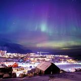 Aurora borealis, auch bekannt als Nordlicht oder Polarlicht, leuchtet am Himmel über Nuuk