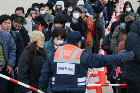 Die Schlange zum Eintritt in das Gerichtsgebäude in Nara