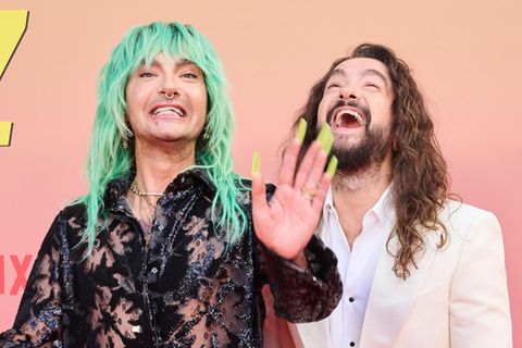 Bill und Tom Kaulitz blödeln auf dem roten Teppich