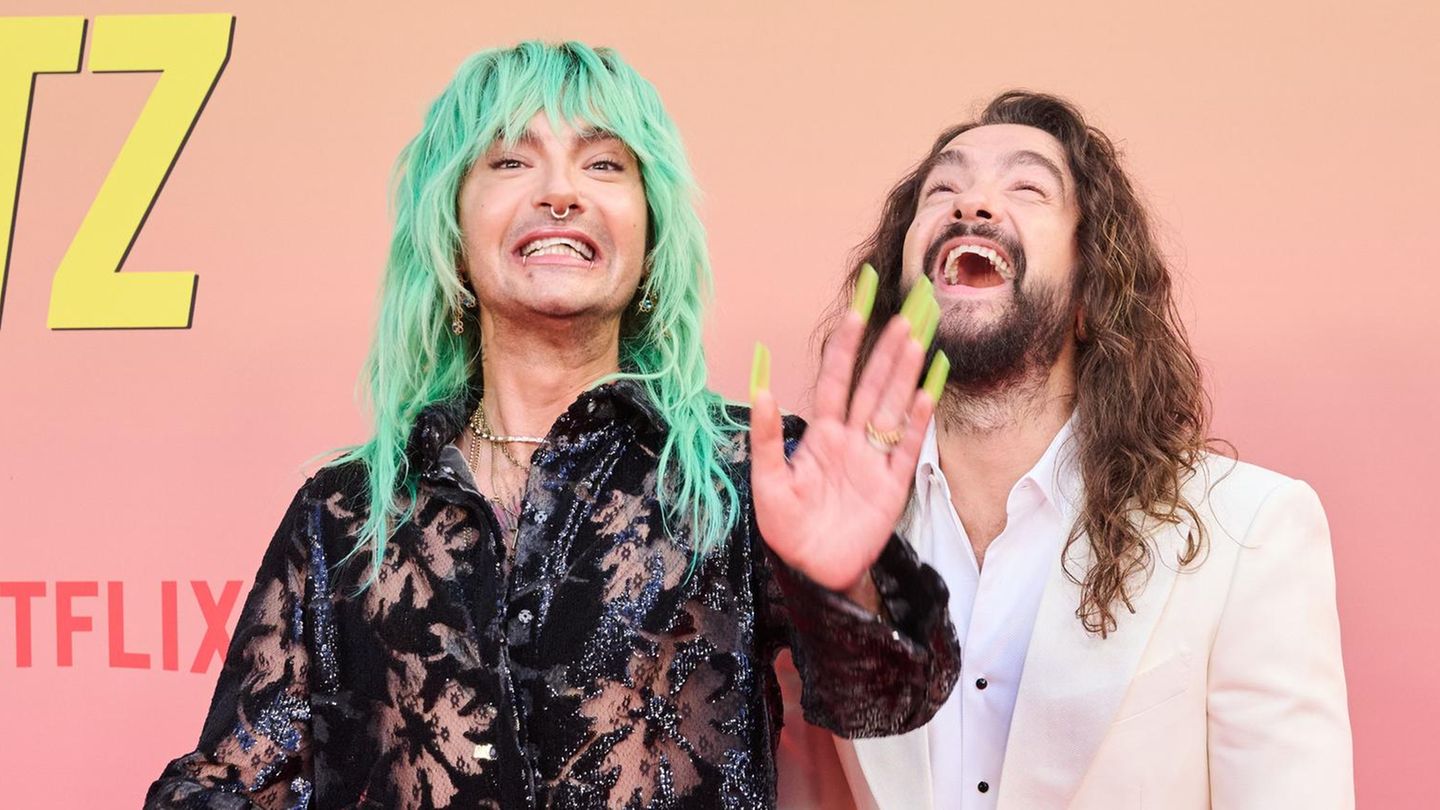 Bill und Tom Kaulitz blödeln auf dem roten Teppich