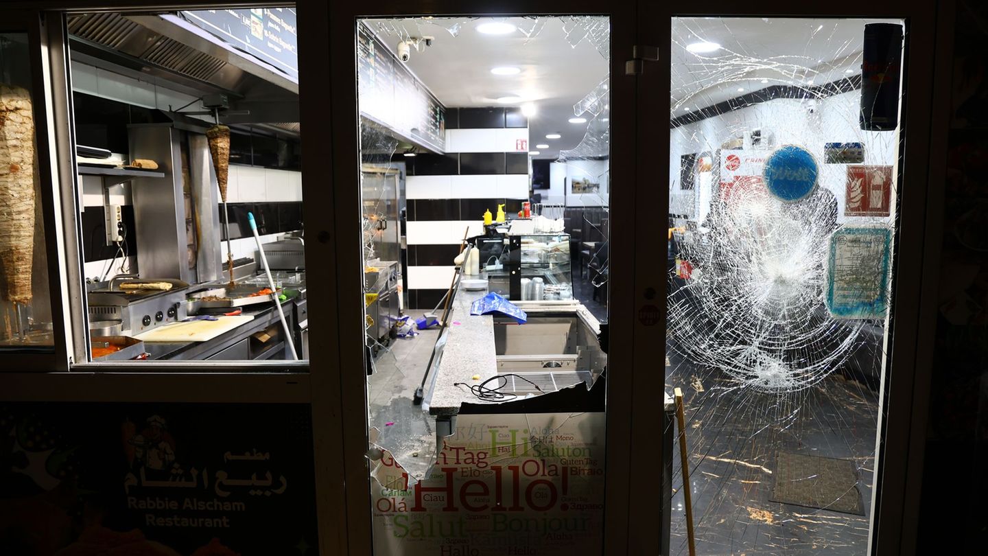Bei einer pro-kurdischen Demo in Dortmund haben Demonstranten einen Imbiss attackiert. Foto: Alex Talash/dpa
