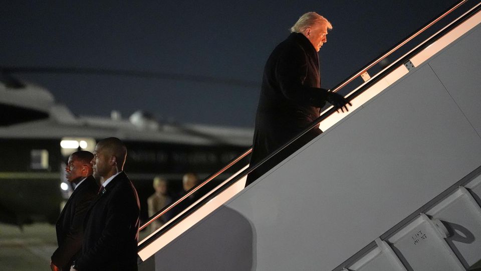 Startprobleme der Air Force One verzögern. Trumps Ankunft in Davos