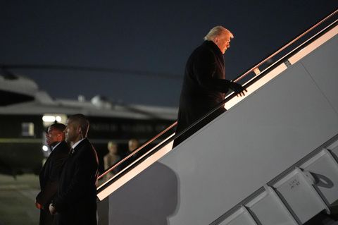 Startprobleme der Air Force One verzögern. Trumps Ankunft in Davos