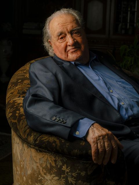 Ivar Buterfas-Frankenthal sitzt in seinem Haus bei Hamburg