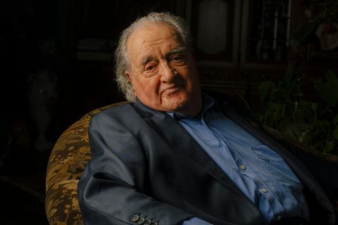 Ivar Buterfas-Frankenthal sitzt in seinem Haus bei Hamburg