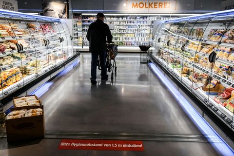 Kunde in einem Supermarkt