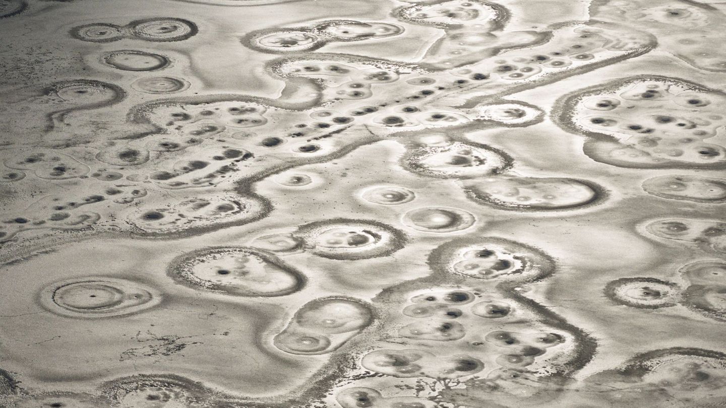 Von außen ist die Stabilität des Eises oft nicht erkennbar. (Symbolbild) Foto: Julian Stratenschulte/dpa