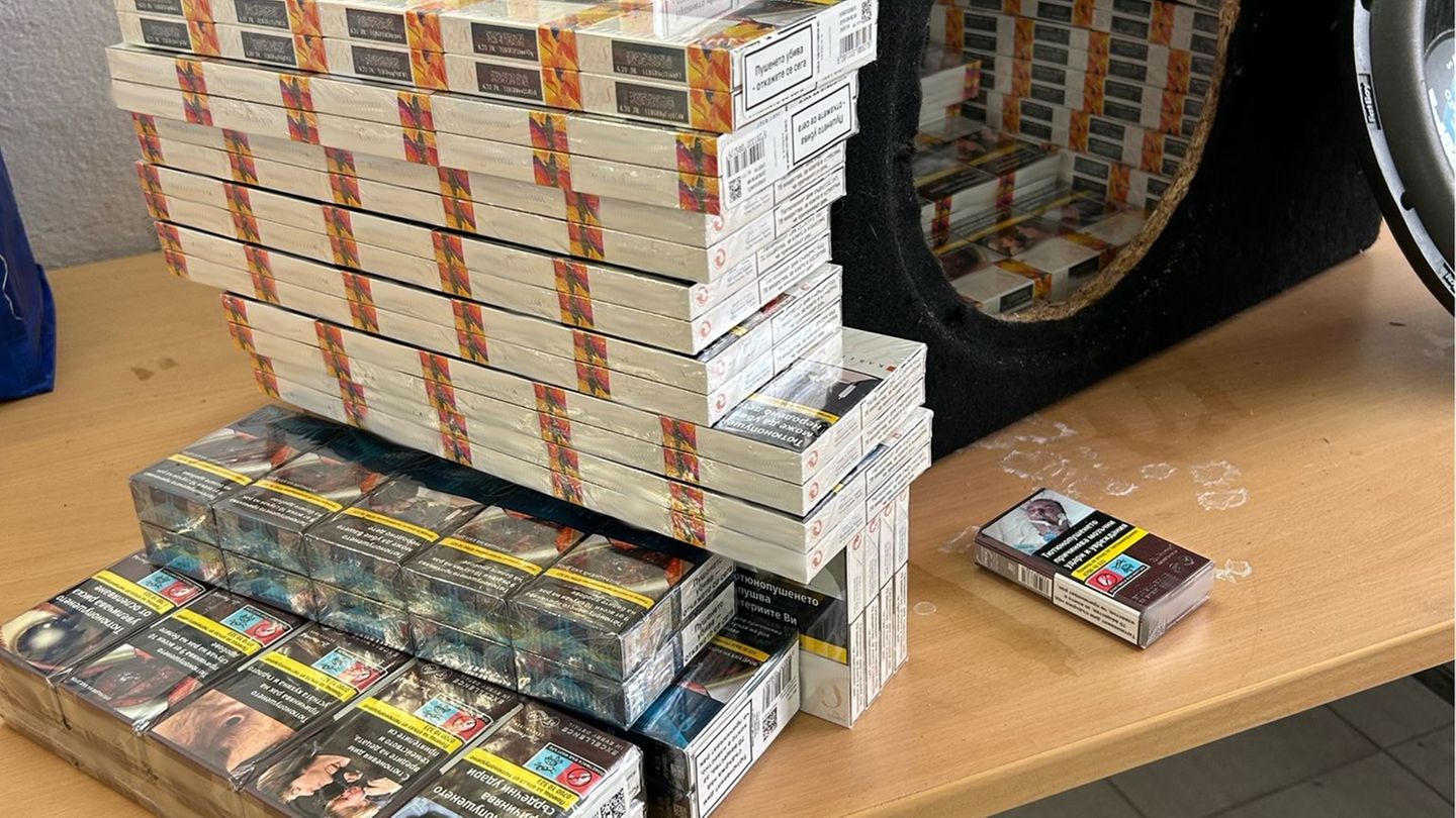 7.800 Zigaretten fanden Zollbeamte in einer Musikbox bei einer Kontrolle auf der Autobahn 3 im Landkreis Deggendorf. Foto: -/Hau