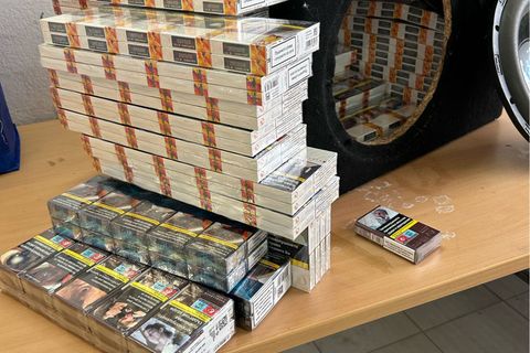 7.800 Zigaretten fanden Zollbeamte in einer Musikbox bei einer Kontrolle auf der Autobahn 3 im Landkreis Deggendorf. Foto: -/Hau