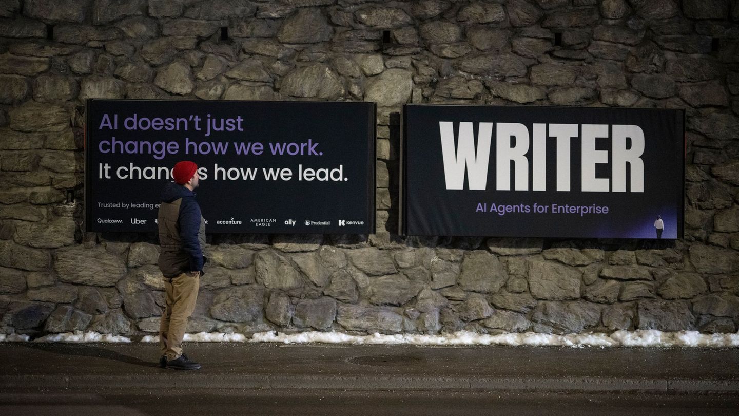 Sind Mitarbeiter geschult für den Umgang mit KI? Die Meinungen klaffen auseinander. (Archivbild) Foto: Gian Ehrenzeller/KEYSTONE