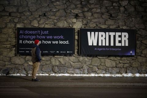 Sind Mitarbeiter geschult für den Umgang mit KI? Die Meinungen klaffen auseinander. (Archivbild) Foto: Gian Ehrenzeller/KEYSTONE