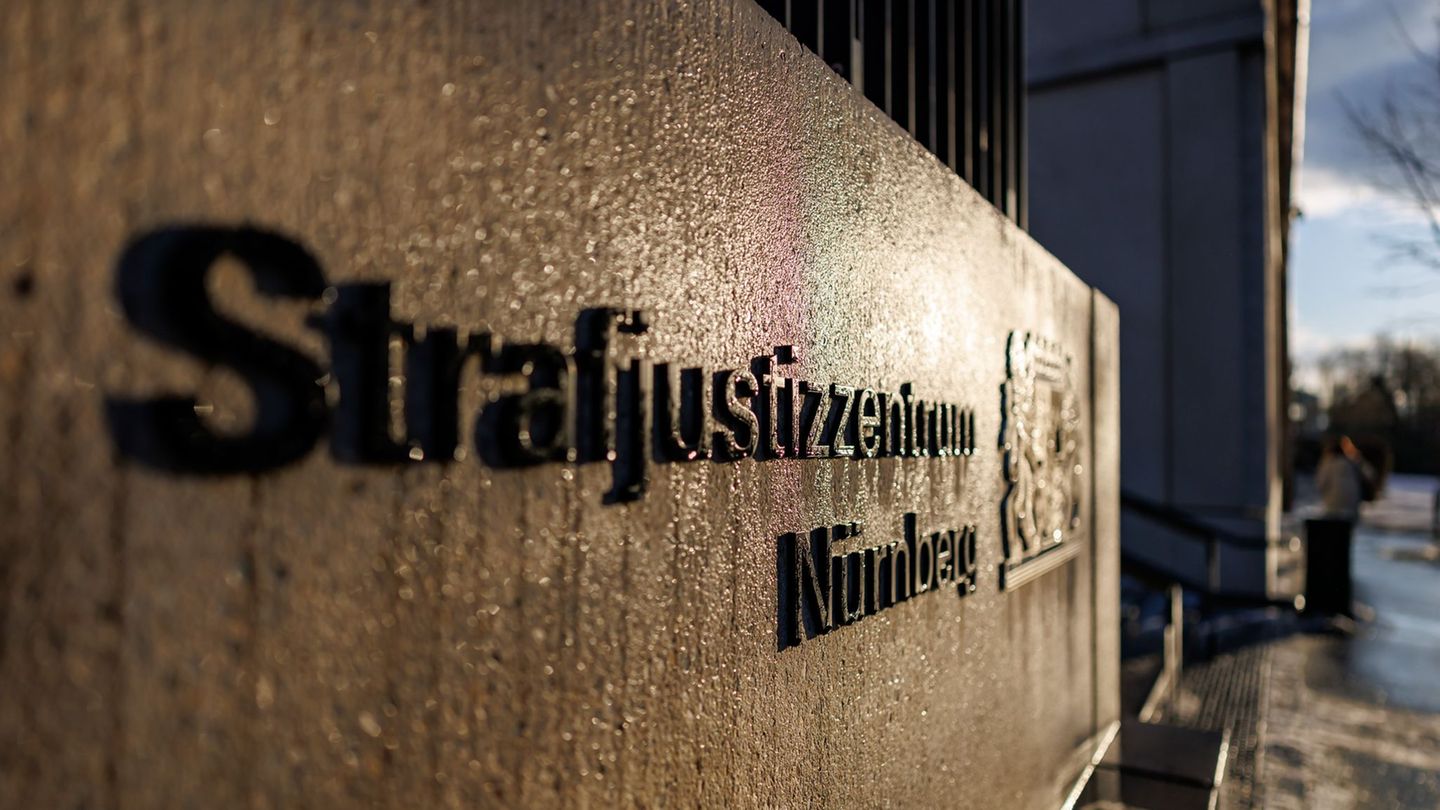 Den Ermittlungen zufolge schoss der Angeklagte vor den Augen zahlreicher Zeugen sechsmal auf das Opfer. (Symbolbild) Foto: Danie