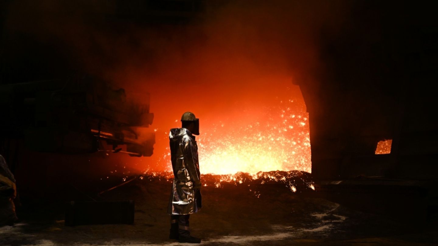 Arbeiter an einem Hochofen in Duisburg