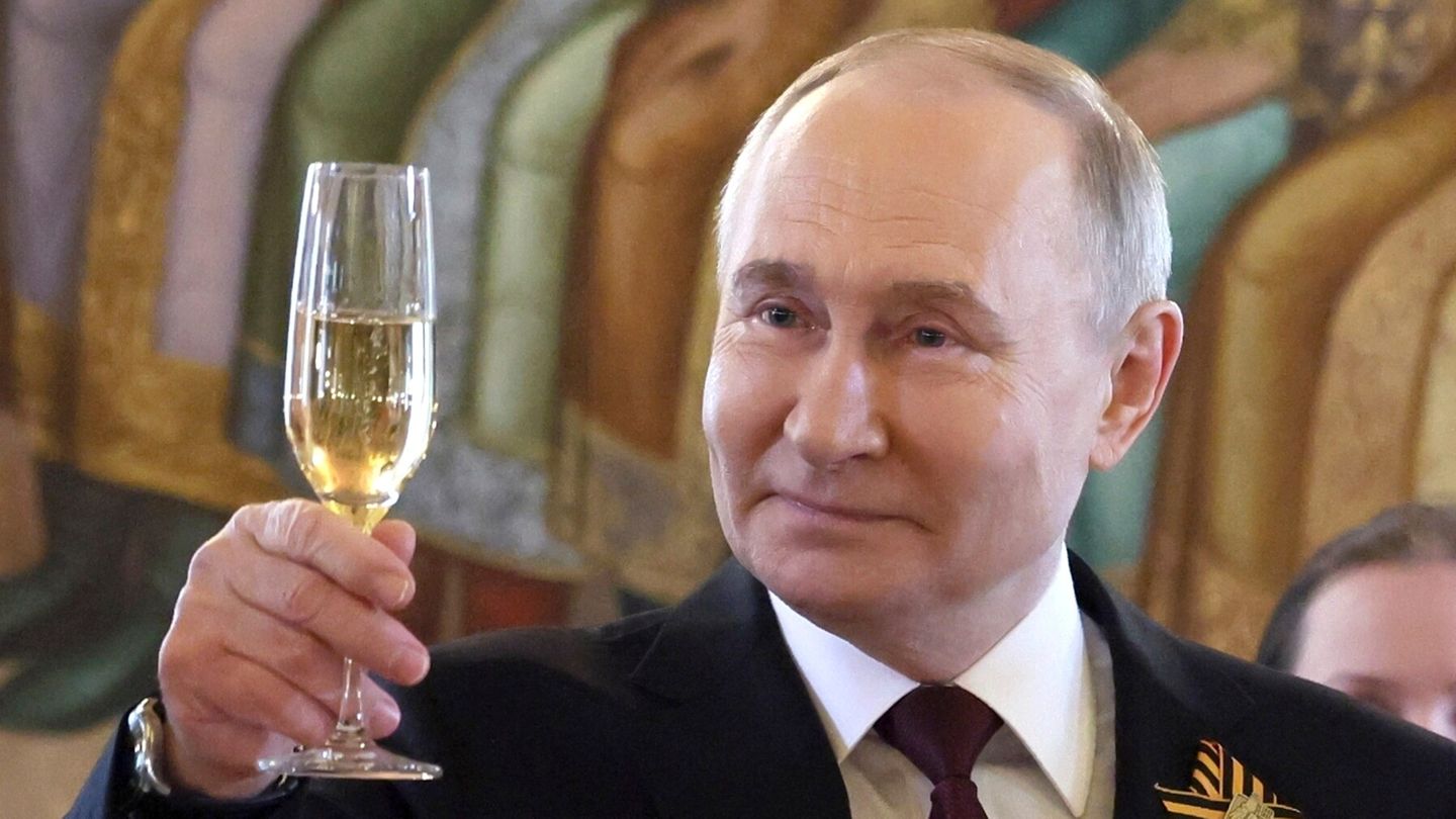 Putin hebt ein Glas Champagner